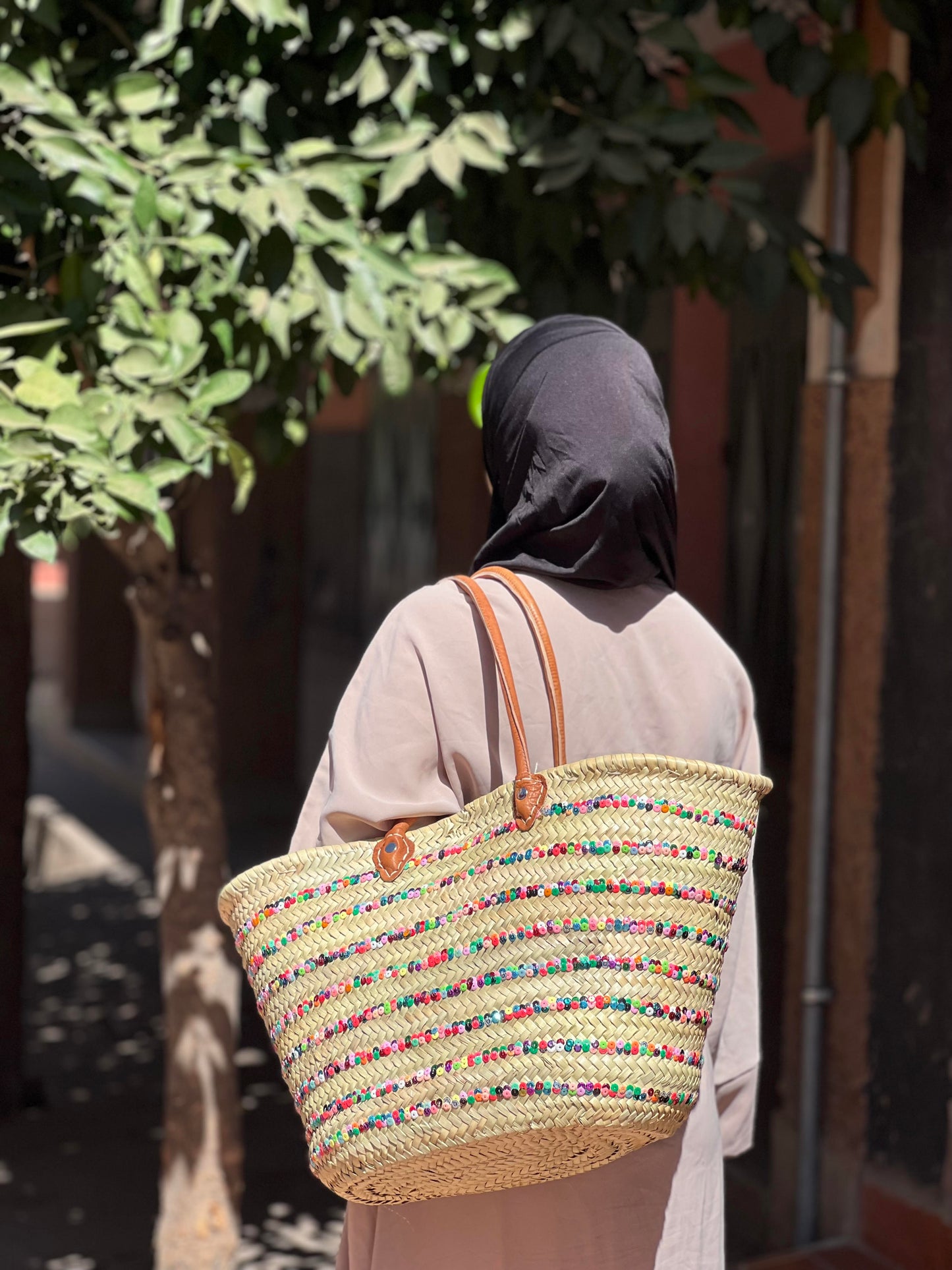LARGE BEACH BAG WITH MIXED COLOR SEQUIN LINES