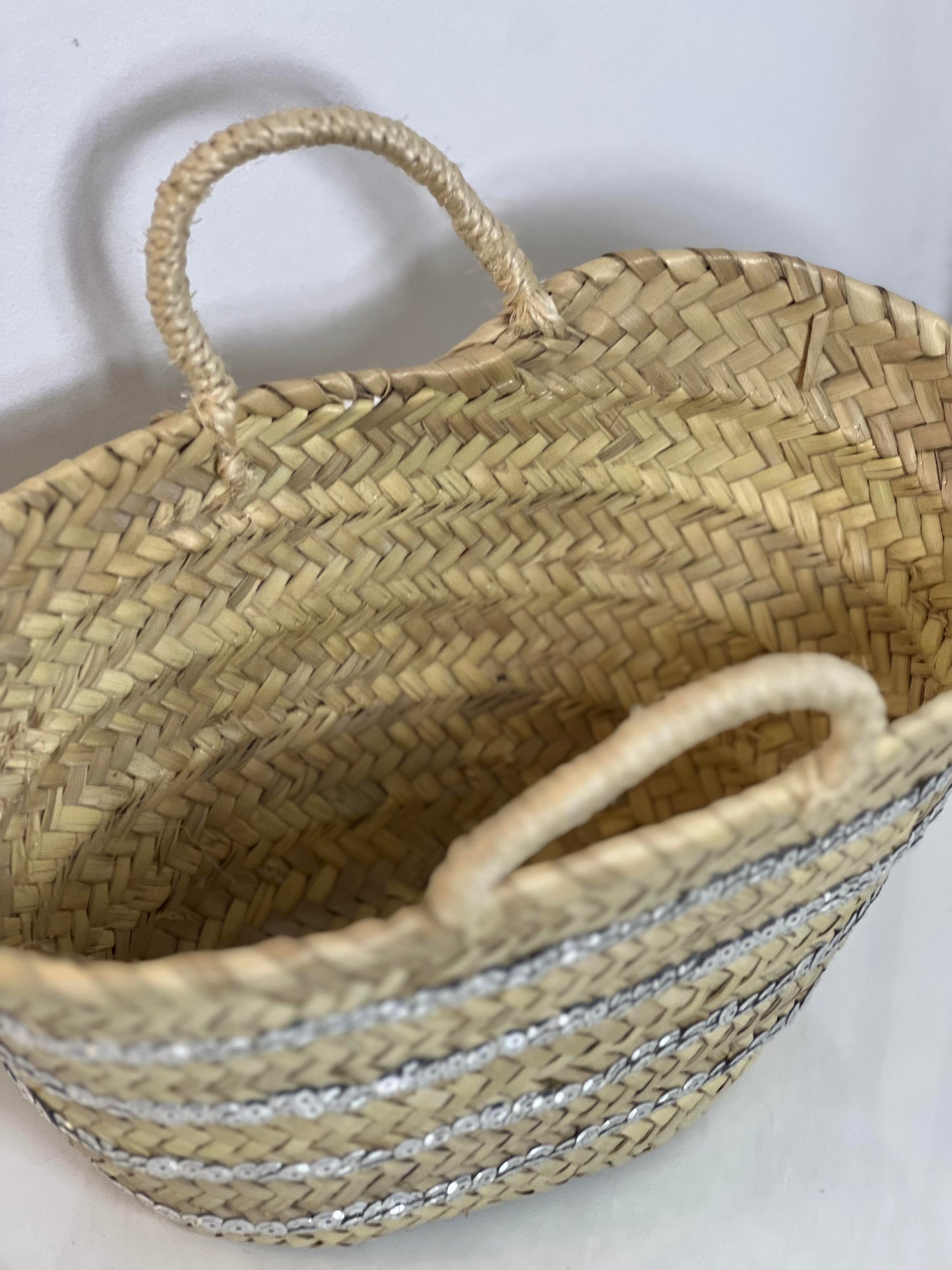 MINI BEACH BASKET WITH SILVER SEQUIN DECORATION